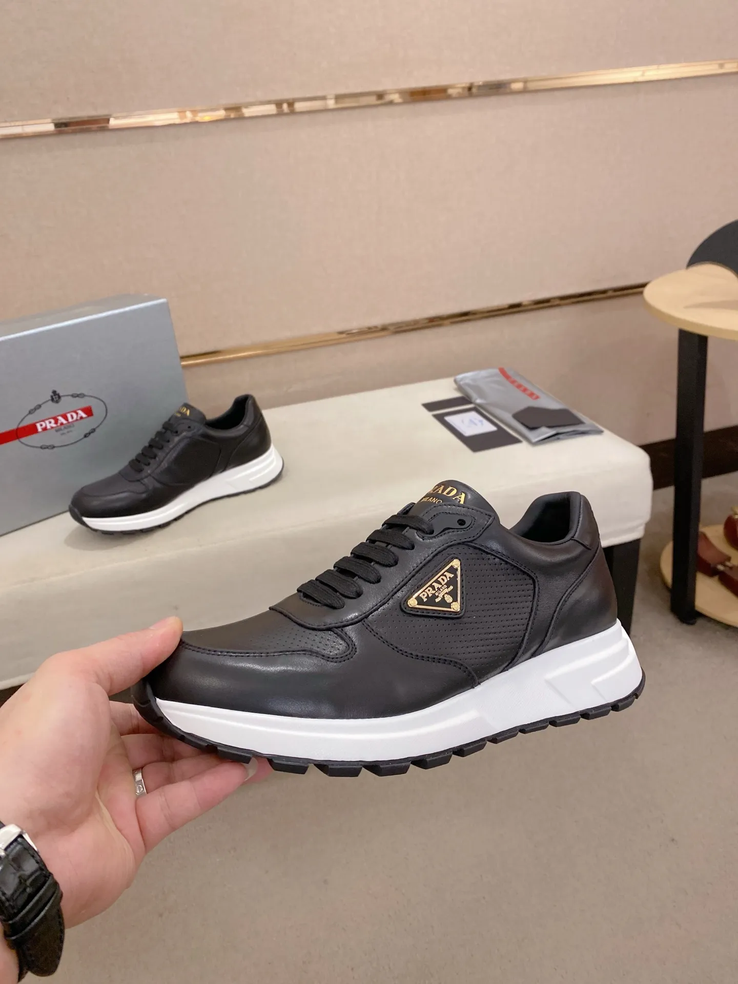 Men's shoes 💰 580💰 ✔️✔️✔️High-quality new PRADA counters are launched at the same time. The new men's shoes and 😘fabrics are selected from imported first-layer cowhide and are made by pure handcrafts. Lining: Full cowhide lining. 👍🏿 High-end ☄️ air-cushion molded anti-slip rubber outsole, exquisite lines, simple and elegant, comfortable and high-end for leisure travel. Code number: 38 to 44 (45 can be customized and cannot be returned or exchanged)